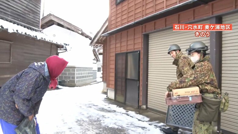 訪れた自衛隊に会釈する馬道さん