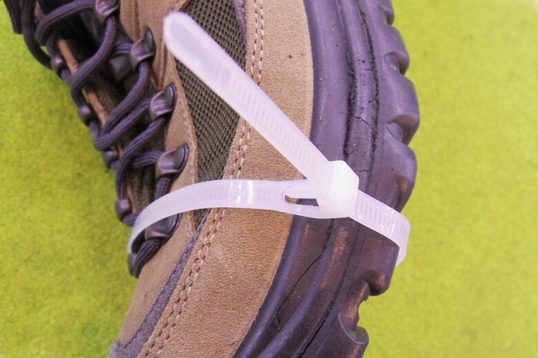 応急処置で靴本体とソールを結束バンドで固定（画像：石井スポーツ提供）