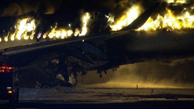 羽田空港で炎上する日航機