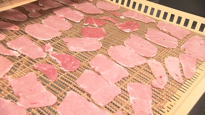 エゾシカの乳房をスライスして乾燥