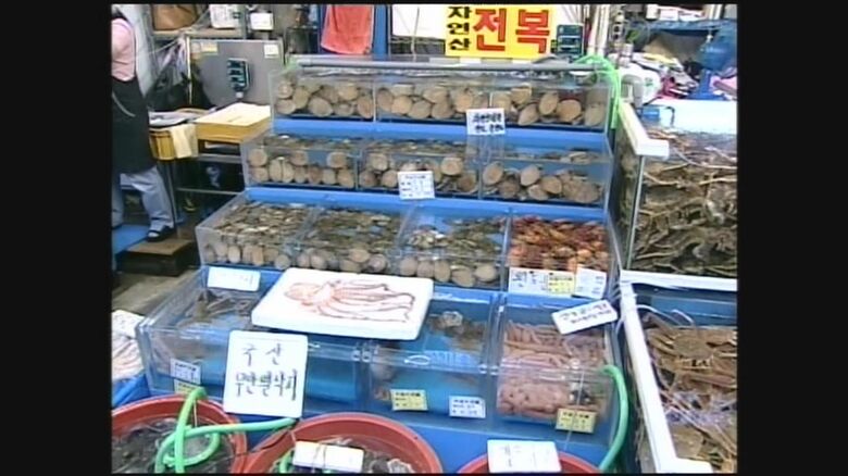 韓国の市場に並ぶ日本のホヤ