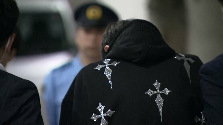 警視庁大崎警察署から出てきた若山容疑者（1日午後0時半過ぎ）