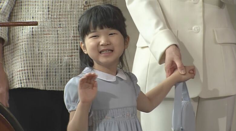 報道陣に「愛子さま！」と声をかけられ恥ずかしそうに手を振られる愛子さま