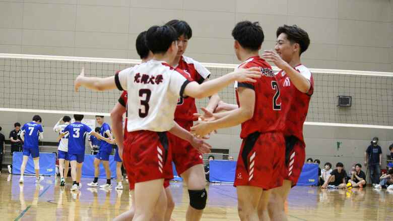 優勝を決めて喜ぶ北翔大学の選手たち