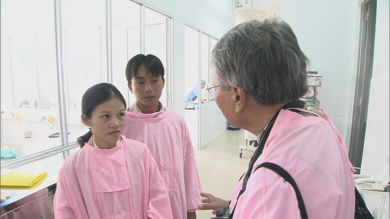 枯れ葉剤被害を取材する中村さん