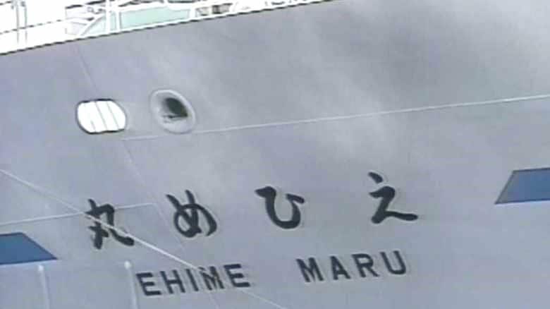 「えひめ丸」は緊急浮上したアメリカ海軍の原子力潜水艦「グリーンビル」に衝突され、沈没した