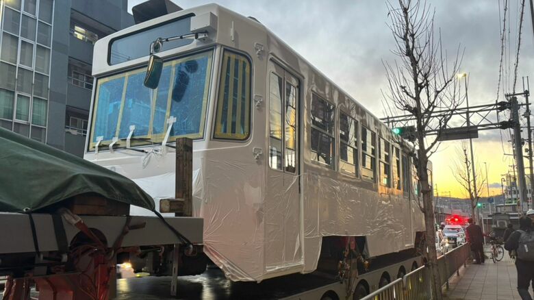 バスとぶつかったトレーラー