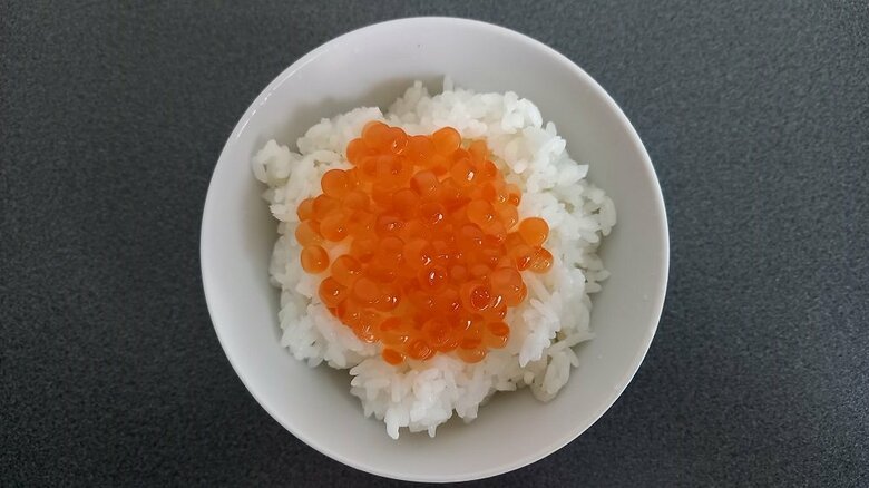 ごはんの上のほぼいくら