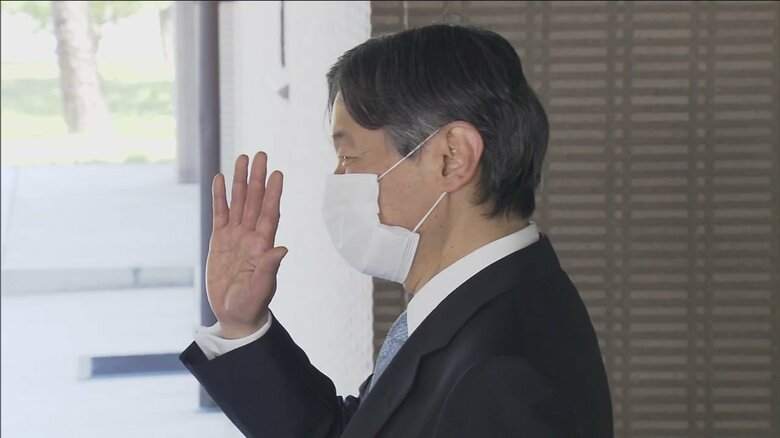 陛下は、手を振って、バイデン大統領を見送られた