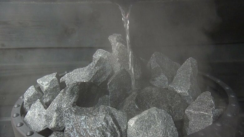 熱した石に水が注がれ、白い蒸気が立ち上る「ロウリュ」