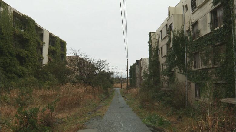 多くの人が島を離れ寂れたアパート
