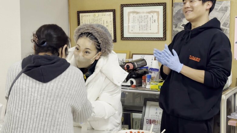 被災者と握手　1月22日　提供：リズメディア