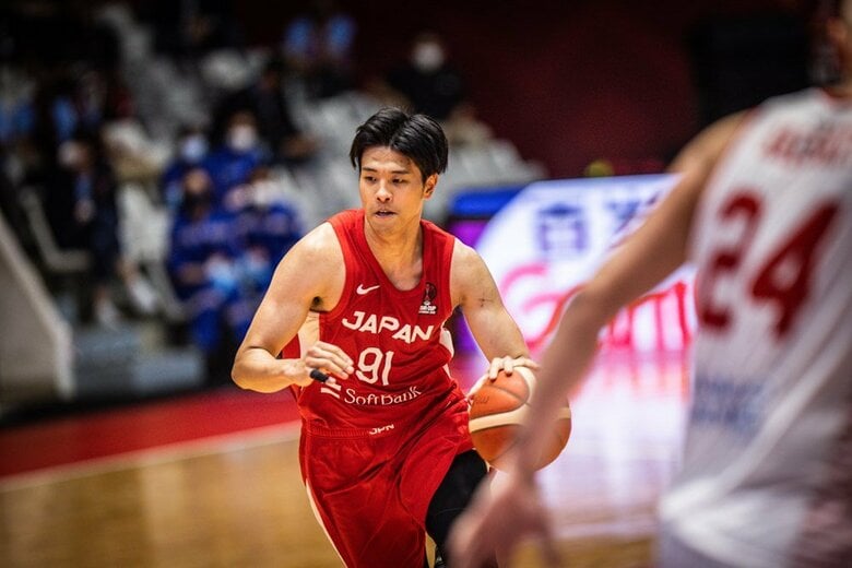 力強いアタックを見せた吉井裕鷹選手（C）FIBA