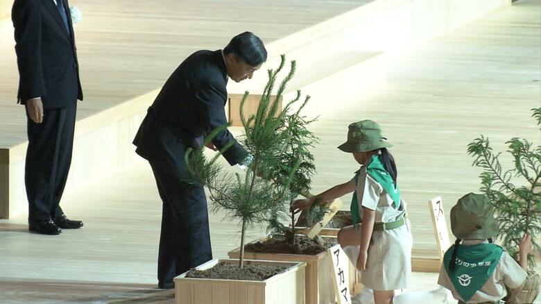 アカマツの木を植えられる天皇陛下