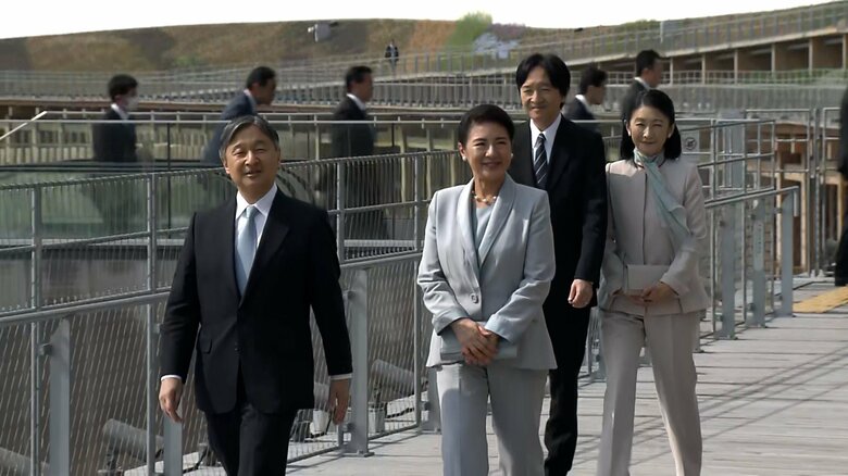 大屋根リングを視察される両陛下と秋篠宮ご夫妻（2025年4月11日）
