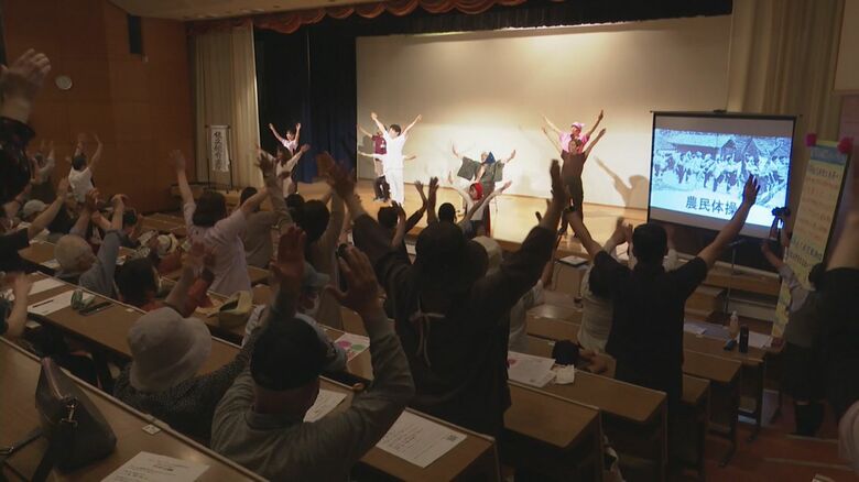 若月医師考案の「農民体操」を観客と一緒に