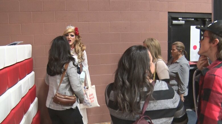 イベント終了後もレディー・マガさんの周りには人だかりができていた