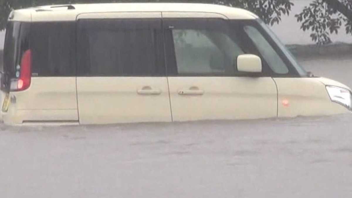 大雨で避難する際もし車が水没したら 覚えておきたい車からの 危機一髪脱出法