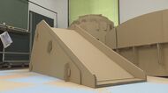 「段ボール製の室内遊具」が人気　大人が乗ってもOKな滑り台も！…