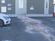 ペダルの踏み間違いか…駐車場から出た車が道路を越えてアパートの壁に突っ込む 運転手の80代位の女性が死亡