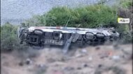 横倒しになり大破…バスが谷底へ200メートル転落　37人死亡25人けが　南米ペルー山岳地帯を走行中トラックと衝突