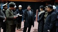 金正恩総書記が8700t級原子力潜水艦を視察…“建造中”船体の写真公開　北朝鮮メディア　「国防5カ年計画」最後の年で開発急いでいるか