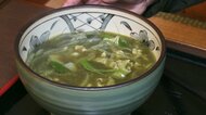 麺もスープもヨモギの緑色…看板メニューはその名も「健康緑のカレーうどん」大正創業の製麺所ルーツの麺処