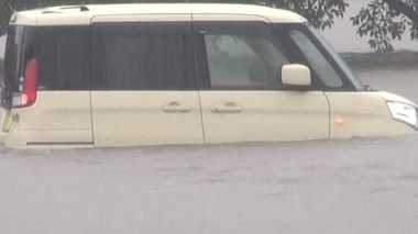 大雨で避難する際もし車が水没したら…覚えておきたい車からの“危機一髪脱出法”