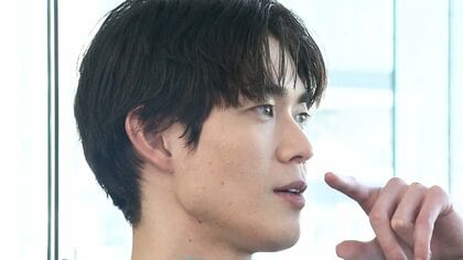 宮沢氷魚「横顔を撮ってもらうのが好き」美しい鼻のラインにカメラマンもうっとり…“ジェームズ・ディーン”を意識した1枚も