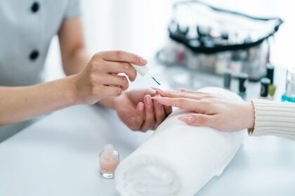 「ネイルサロン」の倒産、 コロナ禍上回り過去最多 スタッフ不足課題に 2024年は22件発生、前年比6割増 「フルサービス」の優位性訴求がカギを握る