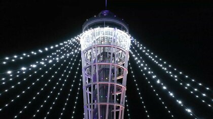 夜の海に華麗に輝くシーキャンドル  関東三大イルミの一つ「湘南の宝石」【動画】