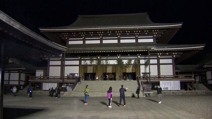 成田山新勝寺で年末恒例「すす払い」　僧侶ら約40人が長さ約8メートルの笹竹で天井などの汚れを払い落とす　千葉