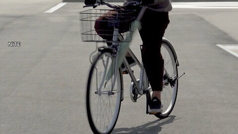 自転車の事故10代が最多　傘や買い物袋による車輪ロックで転倒　荷物はカゴへ入れるよう呼びかけ