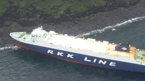 伊豆諸島の利島で大型貨物船が座礁　大阪から東京へ航行中　乗員17人にけが人なし　復旧のめど立たず