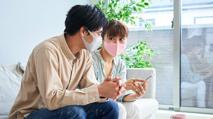 新しい生活様式に慣れた夫婦もいるはず(画像はイメージ)
