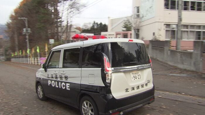 クマ目撃情報を受けてパトロールをする警察