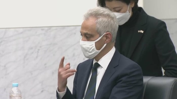 意見交換を行う岸田首相とエマニュエル大使(26日午後 広島市)