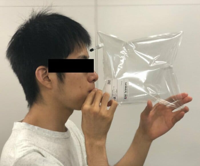 呼気のサンプルを採集(画像提供:東京大学 長島一樹准教授)