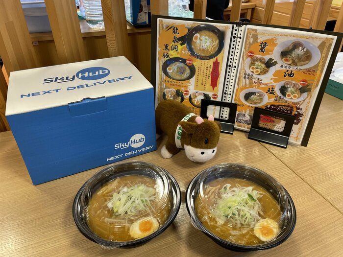 ドローンが配送したラーメン2人前と箱(提供:エアロネクスト)