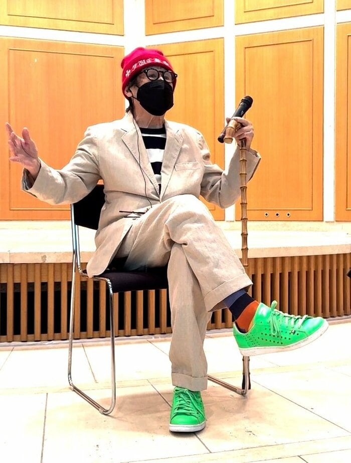 蛍光グリーンのスニーカーが恰好いい横尾氏
