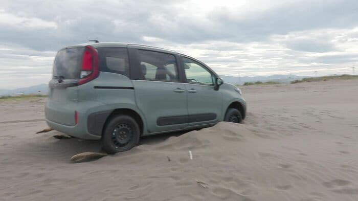 タイヤが砂に埋まり動けなくなってしまった車