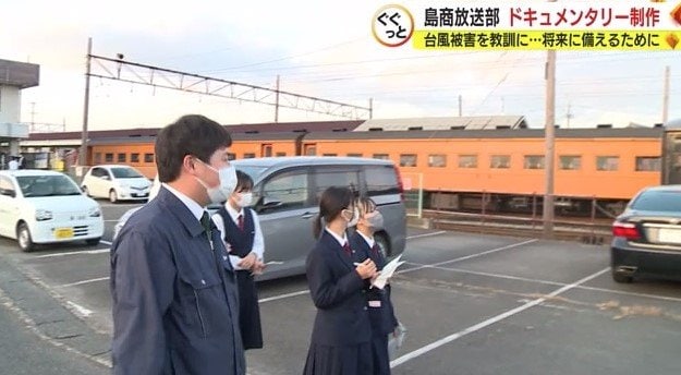 大井川鉄道の復旧の取り組みを取材する生徒たち