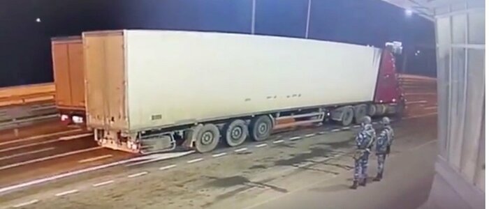 ロシア保安局が公表した橋直前の検問所でのトラック