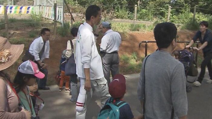 八木山動物公園でも白いしっぽをつけガイドをしていた阿部さん