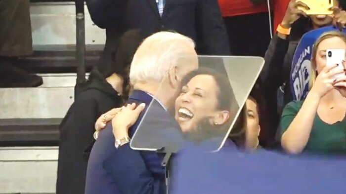 副大統領候補として初めて公の場に姿を現した日 バイデン氏と抱き合うハリス氏