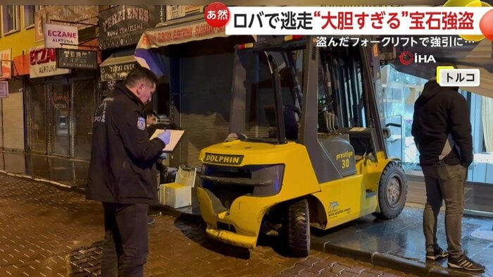 シャッターをこじ開けた状態で放置されたフォークリフト