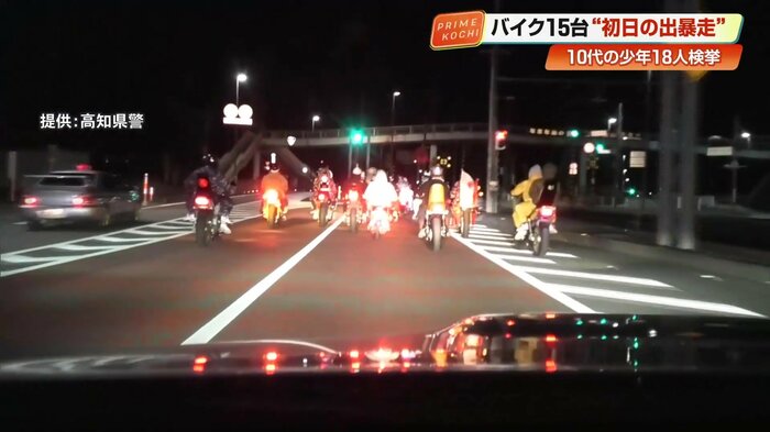 バイクで暴走運転をする少年たち