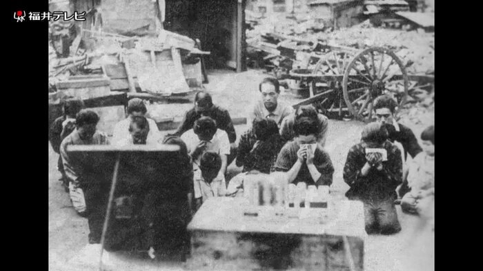 玉音放送を聞く国民