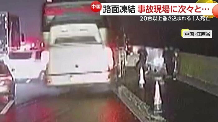 事故現場に追突したバス（中国SNSより）
