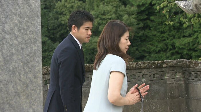 5日午後3時過ぎ、岸田首相と墓参りをした裕子夫人と長男・翔太郎氏(広島・東広島市)